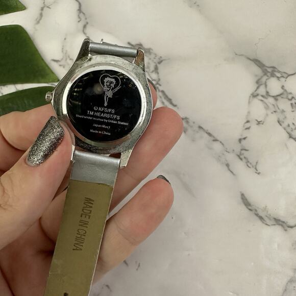 Betty Boop Vintage Y2k Womens Wrist Watch Silver Round Face Rhinestones Kiss - Picture 4 of 4